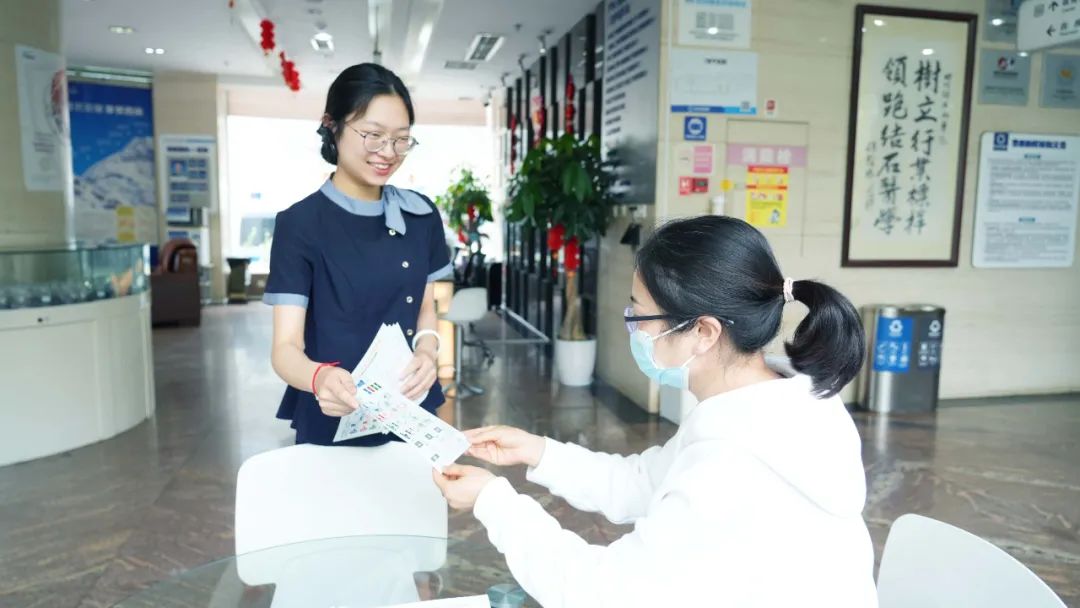 荷花池街道四川结石病医院开展垃圾分类宣传(图1)