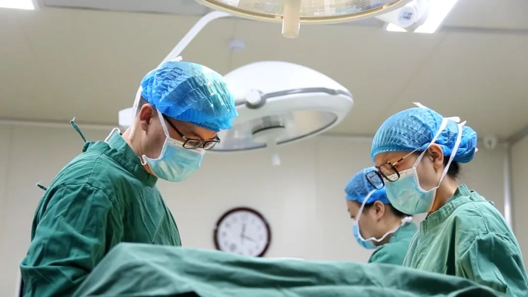 遂宁7岁男孩遭胆结石困扰,父母拒绝切胆求助四川结石病医院!(图3) 遂宁7岁男孩遭胆结石困扰,父母拒绝切胆求助四川结石病医院!(图3)