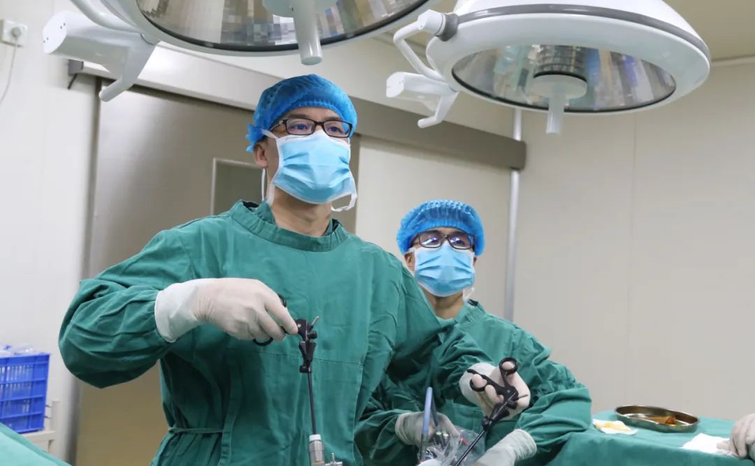 特殊的“保胆马拉松”,患者致谢:锦旗送给最信赖的团队(图2) 特殊的“保胆马拉松”,患者致谢:锦旗送给最信赖的团队(图2)