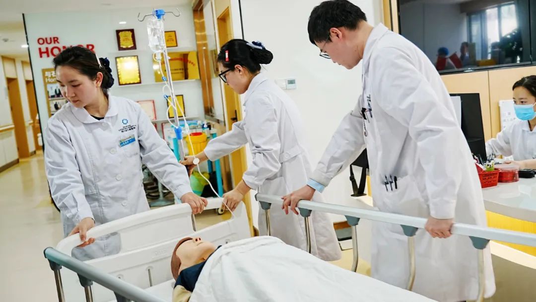 筑牢防线 守护生命:四川结石病医院开展心肺复苏+紧急输血应急演练(图6) 筑牢防线 守护生命:四川结石病医院开展心肺复苏+紧急输血应急演练(图6)