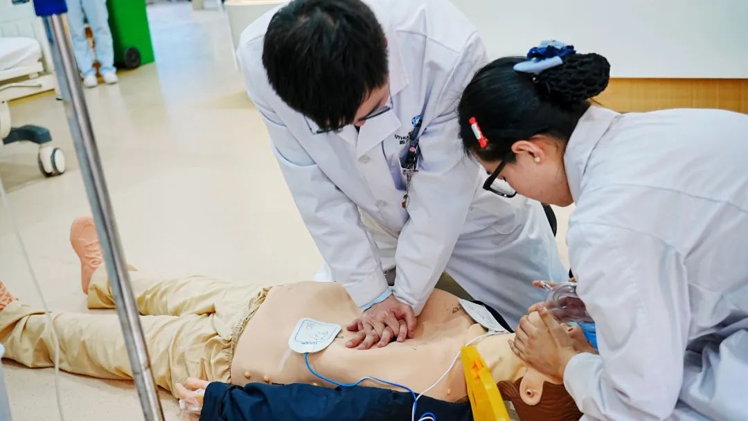 筑牢防线 守护生命:四川结石病医院开展心肺复苏+紧急输血应急演练(图2) 筑牢防线 守护生命:四川结石病医院开展心肺复苏+紧急输血应急演练(图2)