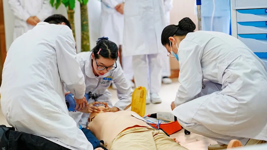 筑牢防线 守护生命:四川结石病医院开展心肺复苏+紧急输血应急演练(图3) 筑牢防线 守护生命:四川结石病医院开展心肺复苏+紧急输血应急演练(图3)
