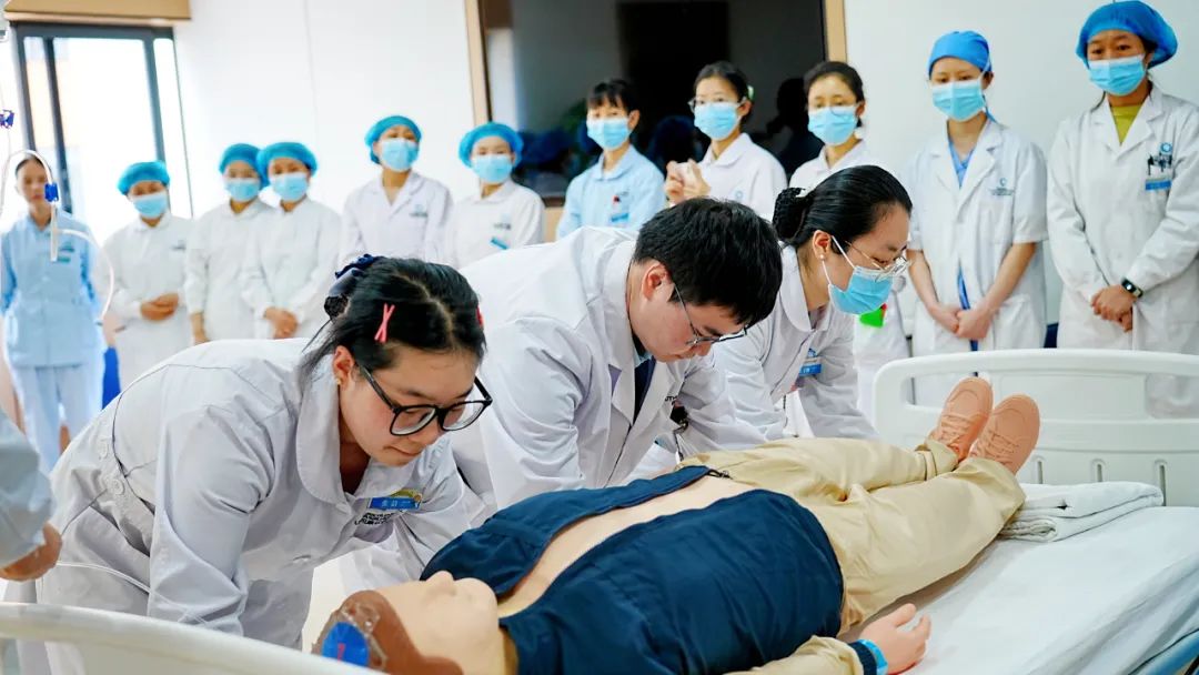 筑牢防线 守护生命:四川结石病医院开展心肺复苏+紧急输血应急演练(图5) 筑牢防线 守护生命:四川结石病医院开展心肺复苏+紧急输血应急演练(图5)