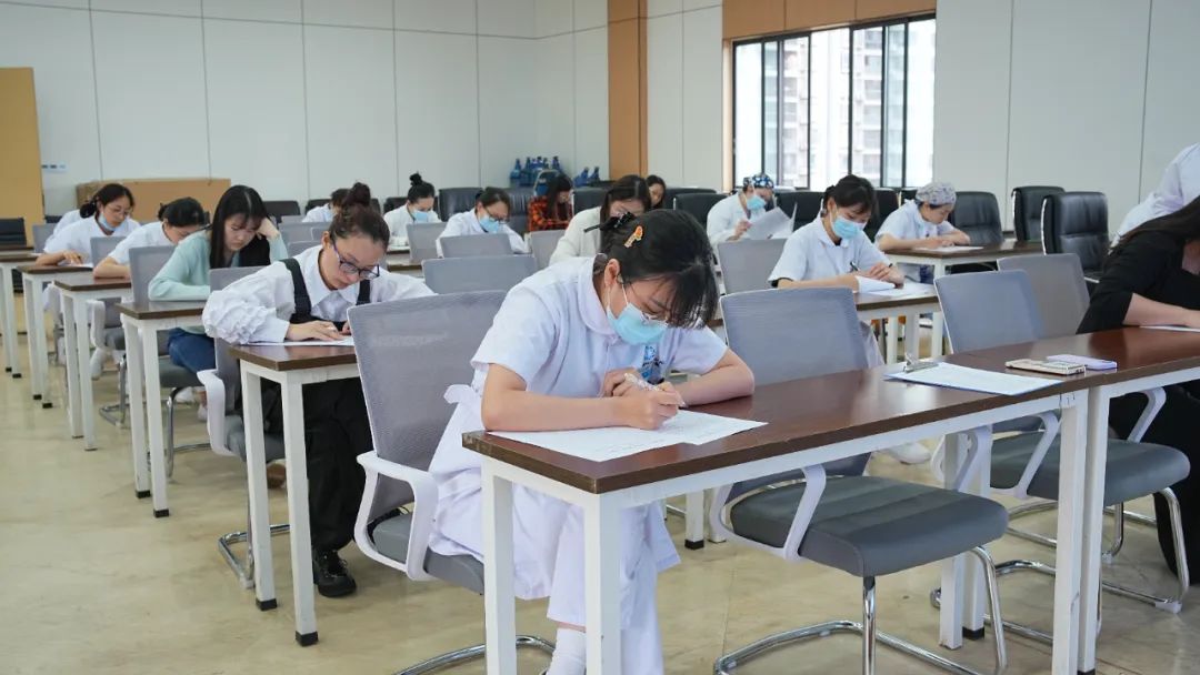 以考促学:四川结石病医院开展护理人员2025上半年“三基三严”理论考试(图3) 以考促学:四川结石病医院开展护理人员2025上半年“三基三严”理论考试(图3)