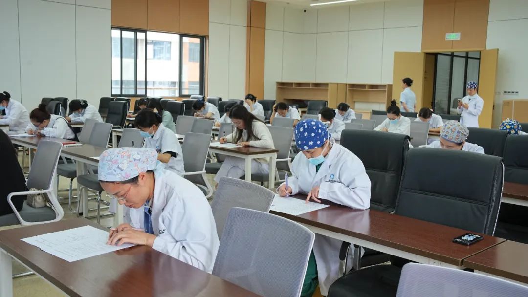 以考促学:四川结石病医院开展护理人员2025上半年“三基三严”理论考试(图4) 以考促学:四川结石病医院开展护理人员2025上半年“三基三严”理论考试(图4)
