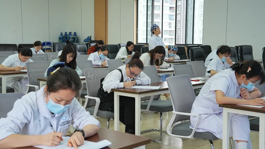 以考促学:四川结石病医院开展护理人员2025上半年“三基三严”理论考试(图5) 以考促学:四川结石病医院开展护理人员2025上半年“三基三严”理论考试(图5)