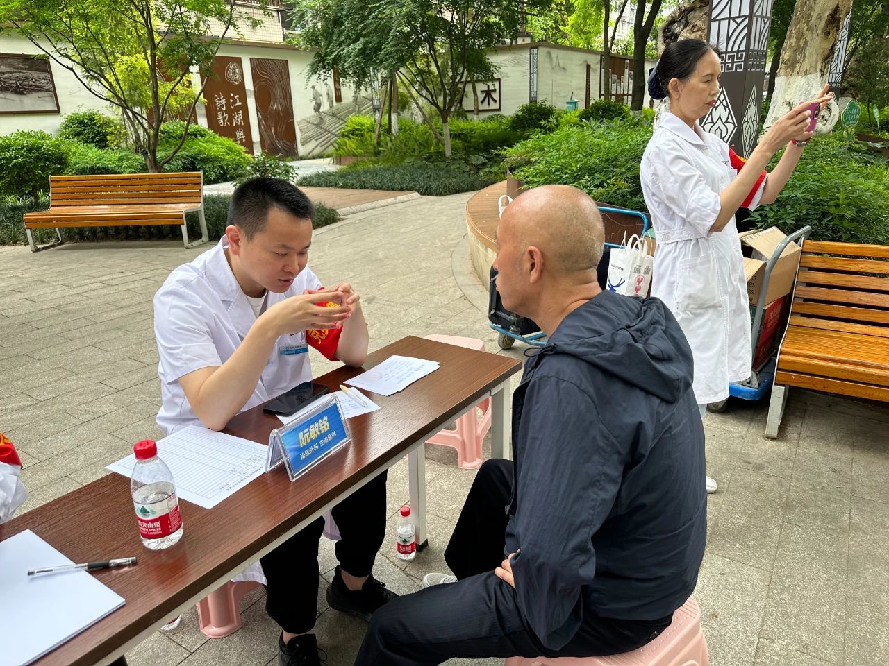 红色温度 党建领航：四川结石病医院党支部联合荷花池街道北站社区开展义诊义检活动(图4)