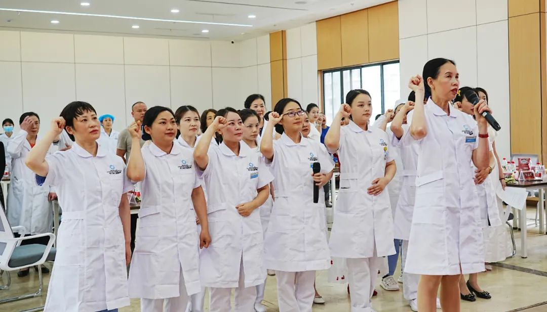 南丁格尔精神绽放!这场护士节庆典,有温度更有力量【四川结石病专科医院】(图4) 南丁格尔精神绽放!这场护士节庆典,有温度更有力量【四川结石病专科医院】(图4)