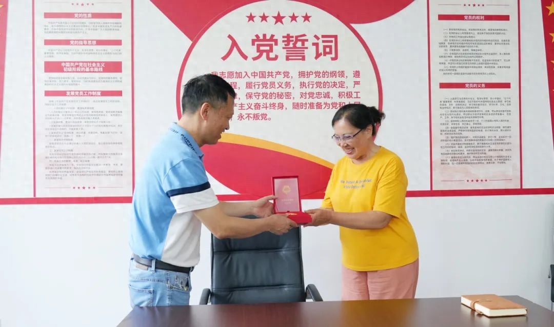 光荣在党50年!成都市街道党工委为四川结石病医院老党员授章(图1) 光荣在党50年!成都市街道党工委为四川结石病医院老党员授章(图1)