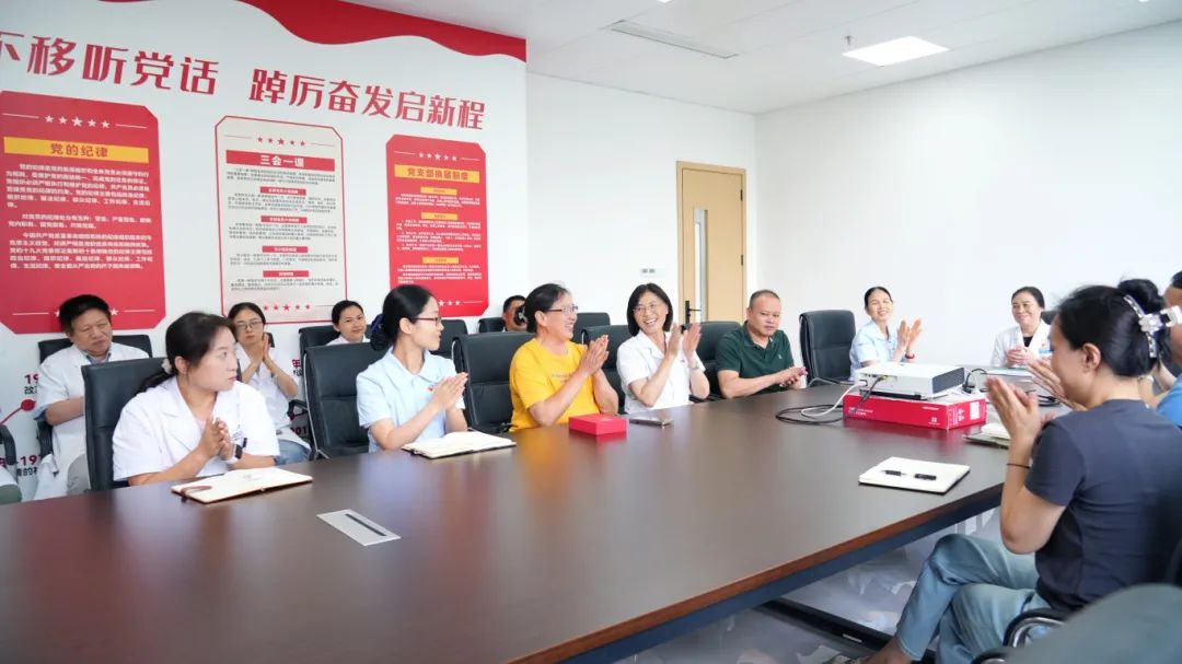 光荣在党50年!成都市街道党工委为四川结石病医院老党员授章(图3) 光荣在党50年!成都市街道党工委为四川结石病医院老党员授章(图3)