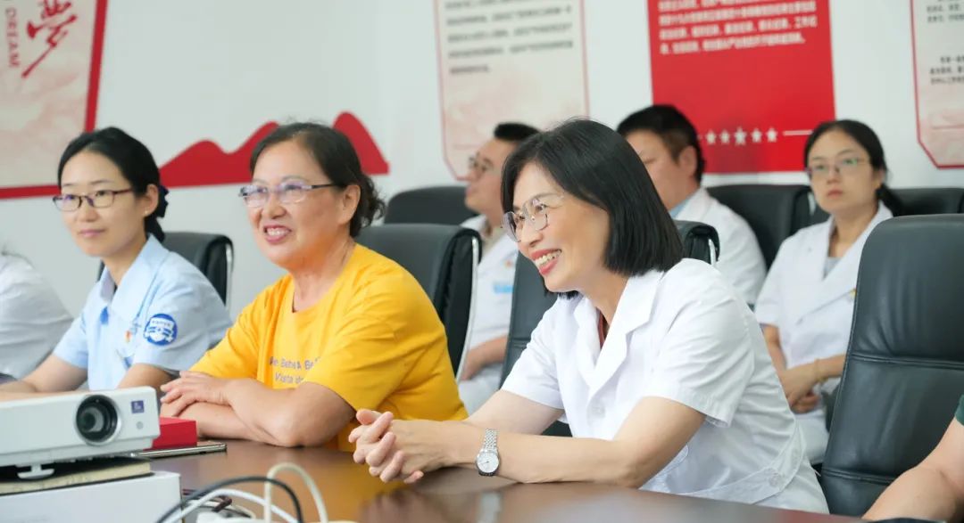 光荣在党50年!成都市街道党工委为四川结石病医院老党员授章(图4) 光荣在党50年!成都市街道党工委为四川结石病医院老党员授章(图4)