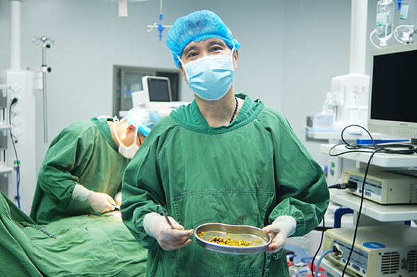 春节聚餐当心“胆中珠链”，男子胆囊取出430颗结石敲响健康警钟(图1)